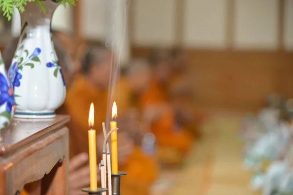 Размытый свет свечи на фоне монаха . — стоковое фото