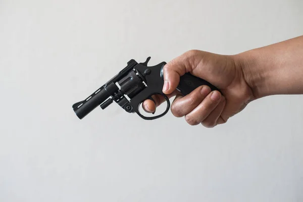 Hand skytte pistol på vit bakgrund. — Stockfoto