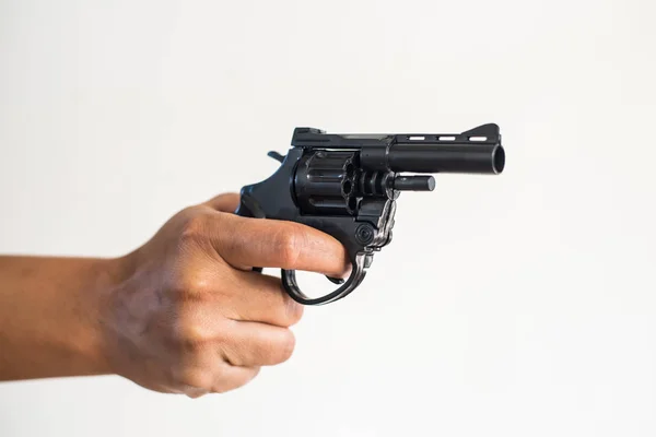 Hand skytte pistol på vit bakgrund. — Stockfoto