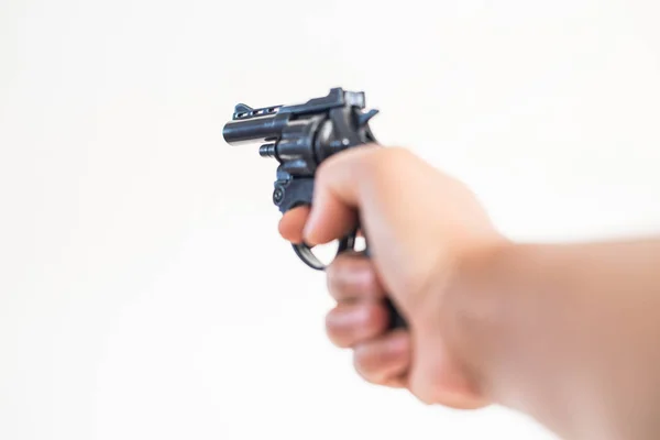 Hand skytte pistol på vit bakgrund. — Stockfoto