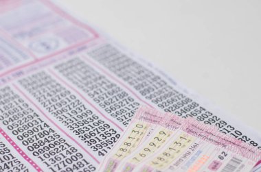 Beyaz arka plan üzerinde Tay loto.