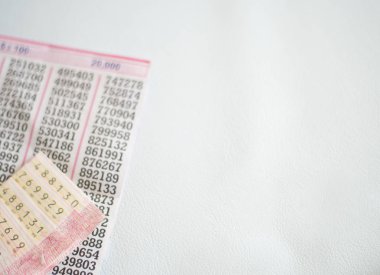 Beyaz arka plan üzerinde Tay loto.