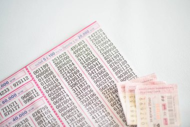 Beyaz arka plan üzerinde Tay loto.