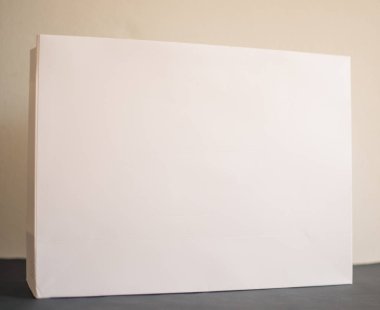 Beyaz kağıt çanta üzerinde arka plan bulanıklık.