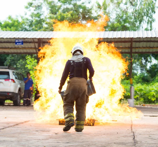 Пожежний боєць у концепції конструювання . — стокове фото