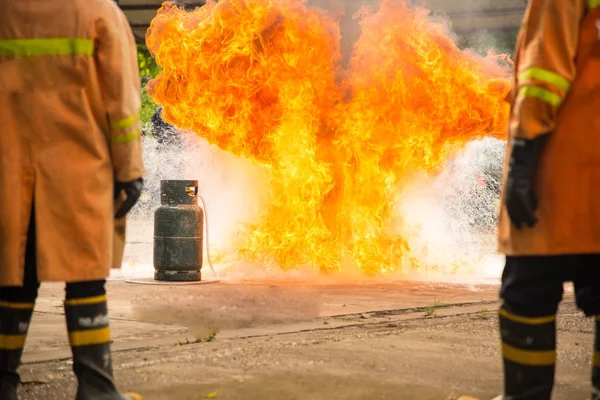 Bombero en concepto de tranning . —  Fotos de Stock