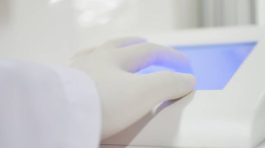 El bilim adamı dokunmatik ekranda.