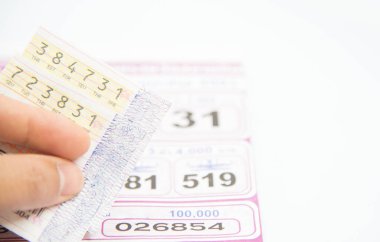 Tay piyango beyaz arka plan üzerinde kontrol.