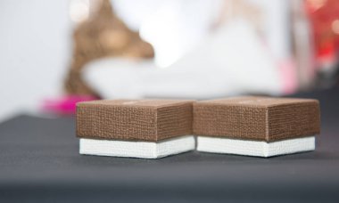 İki kutu üzerinde arka plan bulanıklık.