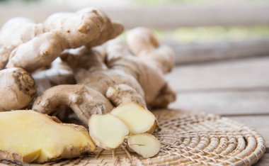 ahşap doku üzerinde taze zencefil.