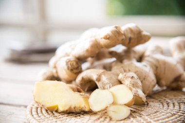 ahşap doku üzerinde taze zencefil.