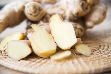 ahşap doku üzerinde taze zencefil.