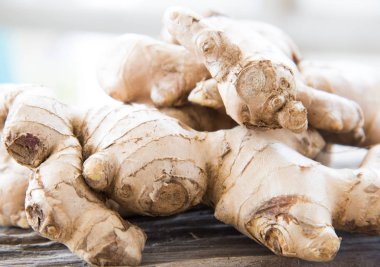 ahşap doku üzerinde taze zencefil.