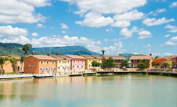 Città su sfondo paesaggio montagna . — Foto Stock