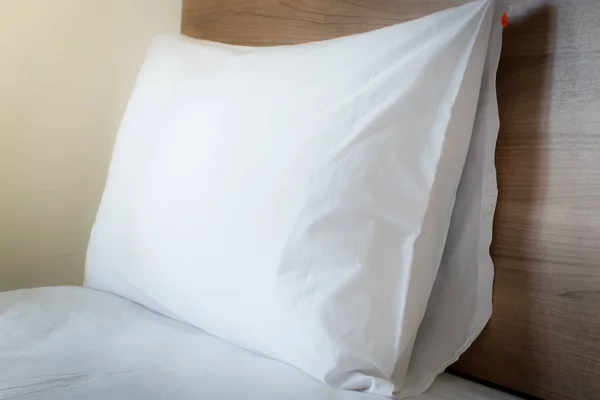 Białą poduszkę w łóżku. — Zdjęcie stockowe