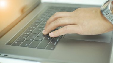 Bulanık el dizüstü bilgisayar kullanmak.