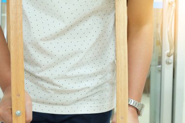 hasta koltuk değneği üzerinde.