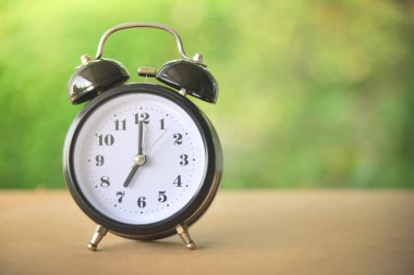 Yeşil arkaplanda klasik saat.