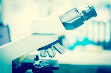 Laboratuar mikroskobu kapatın.