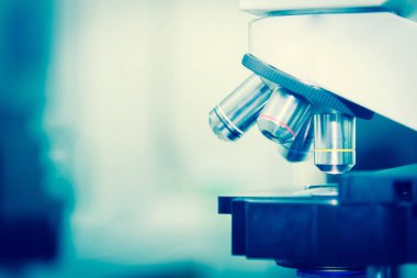 Laboratuvarda mikroskop.