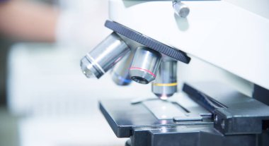 Laboratuvarda mikroskop.