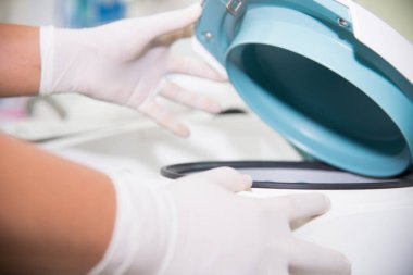 Laboratuvarda çalışan el bilim adamı.