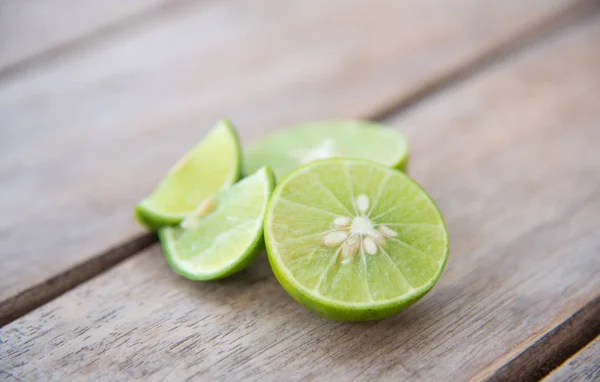 Verse groene citroen op houten tafel. — Stockfoto