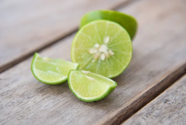 Limone verde fresco sul tavolo di legno . — Foto Stock