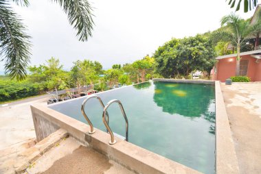 Mavi yüzme havuzu bahçede.