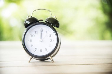 antika ahşap masa saati.