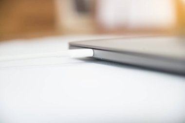 Dizüstü bilgisayar ile usb bağlantı noktası.