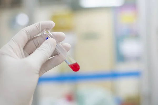 Mão cientista trabalhando em laboratório . — Fotografia de Stock