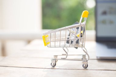 Ahşap doku üzerinde sarı sepeti.