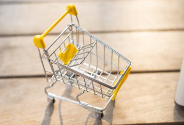 Ahşap doku üzerinde sarı sepeti.