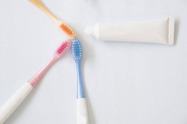 Beyaz arkaplanda diş macunu olan diş fırçası.