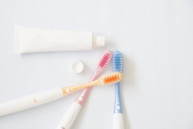 Beyaz arkaplanda diş macunu olan diş fırçası.