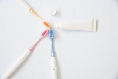 Beyaz arkaplanda diş macunu olan diş fırçası.