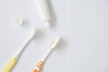 Beyaz arkaplanda diş macunu olan diş fırçası.