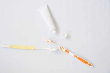 Beyaz arkaplanda diş macunu olan diş fırçası.