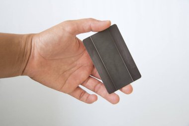 Siyah kartvizit tutan el.