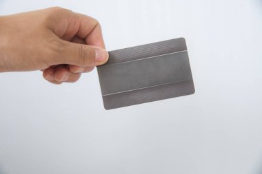 Siyah kartvizit tutan el.