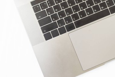 Beyaz masa üzerinde fare ile dizüstü bilgisayar.