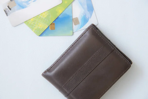 Кредитные карты с кошельком на белом фоне . — стоковое фото