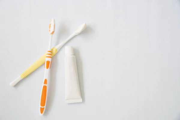 Toothbrush with toothpaste on white background. — Stock Photo, Image