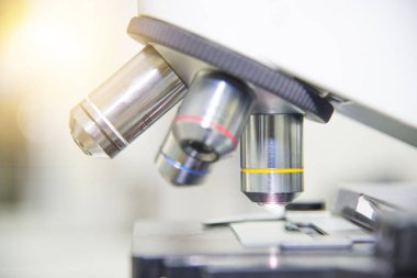 Laboratuar mikroskobu kapatın.