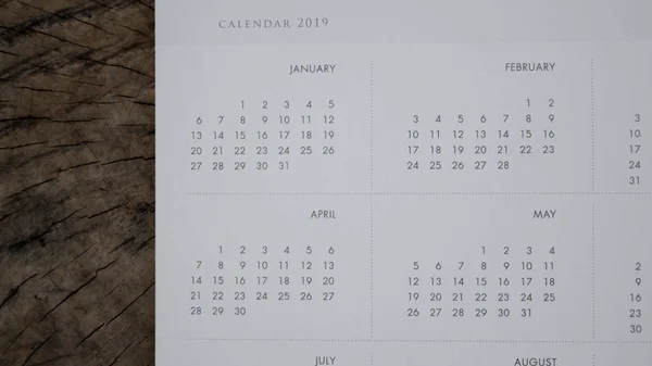 Calendario da vicino sul tavolo in legno . — Foto Stock