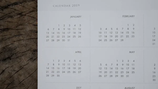 Calendrier rapproché sur table en bois . — Photo