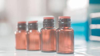 Arka planda kahverengi şişe.