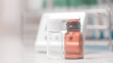 Arka planda kahverengi şişe.