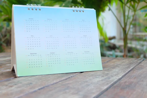 Fechar o calendário na mesa de madeira . — Fotografia de Stock